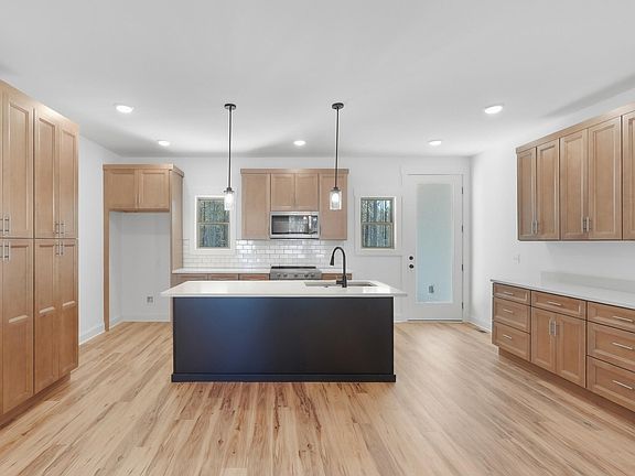 5th image of 405 Boone Pass