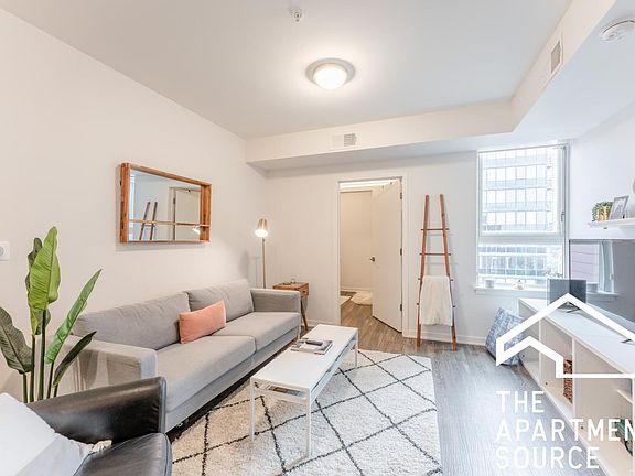 4th image of 1327 N Wells St #603