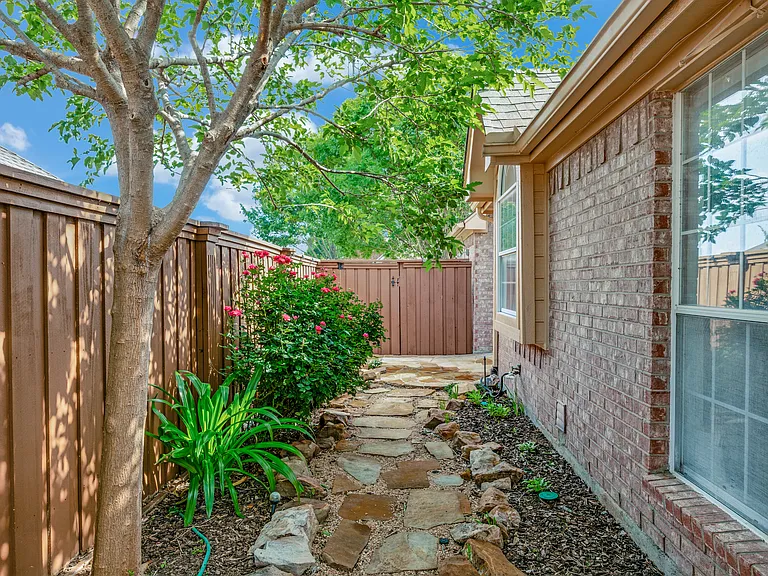 1417 Honey Locust Dr — Photo 24