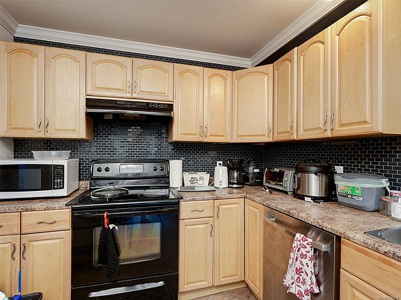 5th image of 3215 Alder St #111