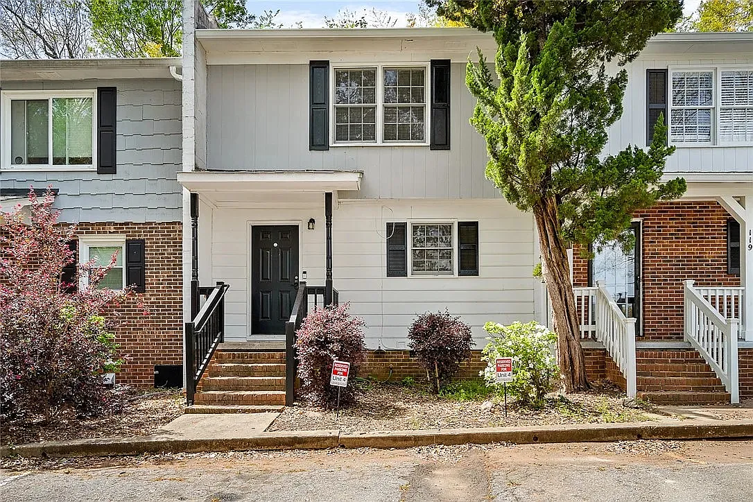 3 bed, 1.5 bath, 1250 sqft, $1,300 — Photo 2