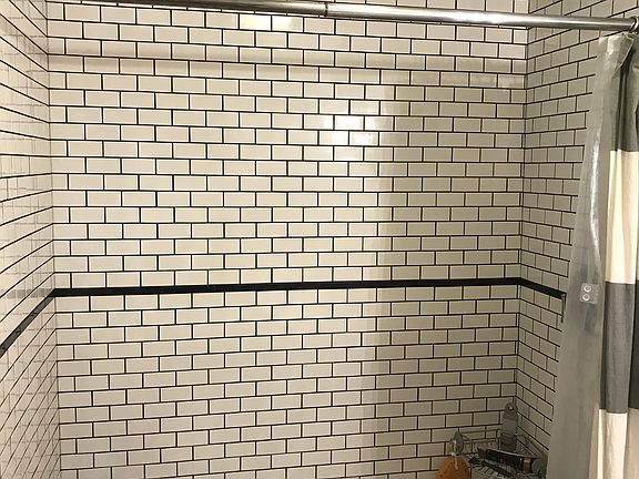 Tile Shower w/ Rain Head