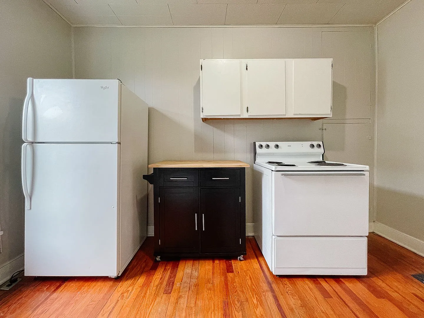 2 Bedroom Home with Natural Light and Extra Storage, Close to Campus: In-Unit Washer/Dryer + LOFT — Photo 3