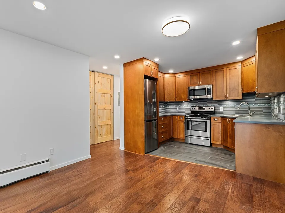 2033 W 7th Ave #303