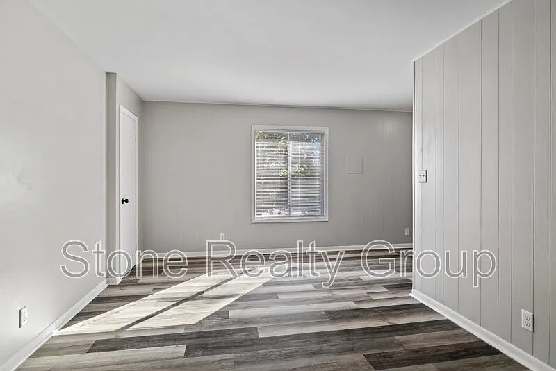 2 bed, 1.0 bath, $750 — Photo 2
