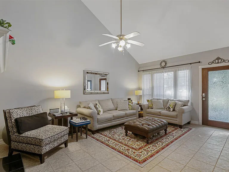1014 Enclave Sq N — Photo 4
