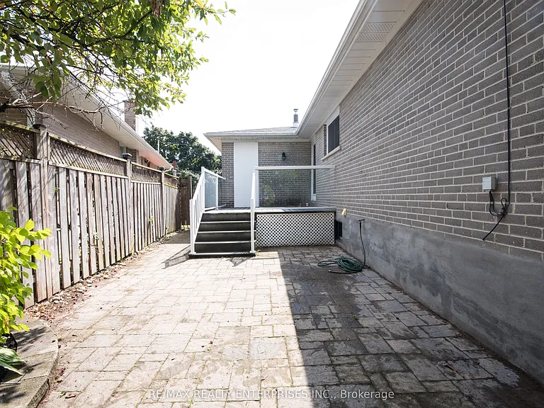 8 Weber Dr — Photo 22
