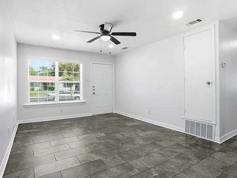 1013 Irion Dr — Photo 2