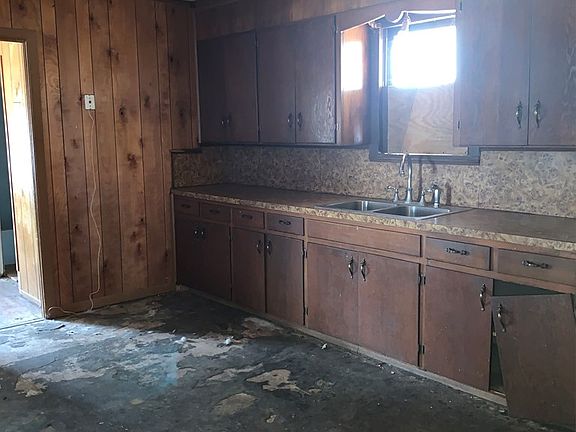 3rd image of 400 E 23rd St