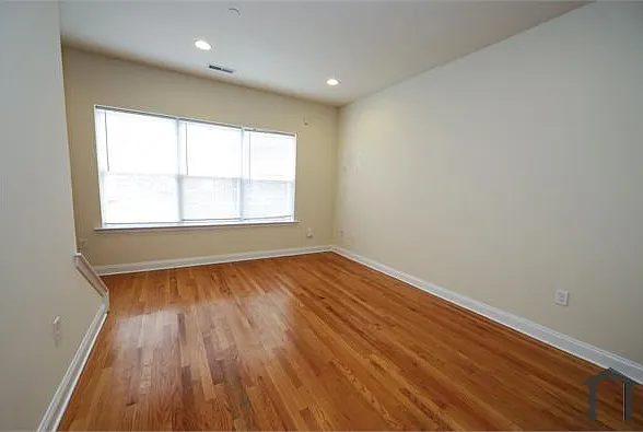 4 bed, 1153 sqft, $2,220 — Photo 4
