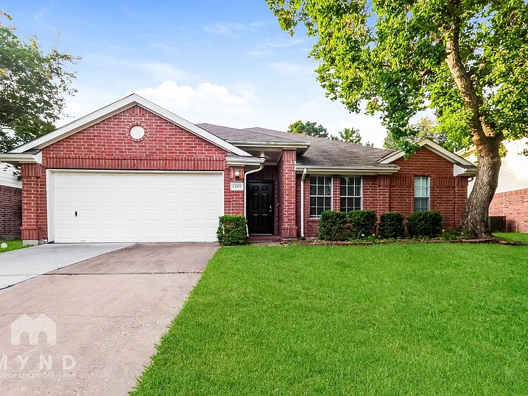12035 Thornecrest Dr — Photo 2