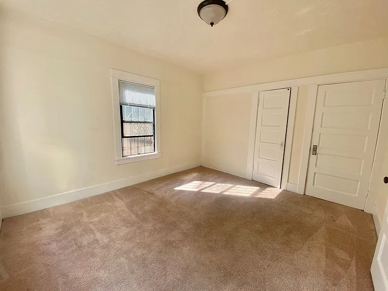 Regis Apartments — Photo 25
