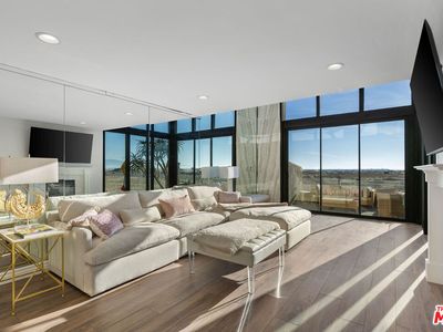 6 Voyage St APT 101, Marina Del Rey, CA, 90292
