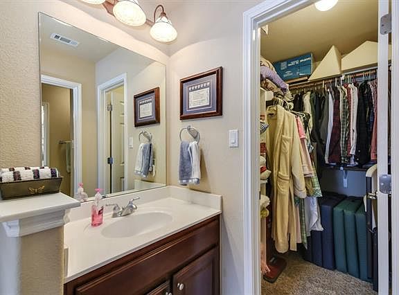 3rd image of 3005 Goldenoak Cir