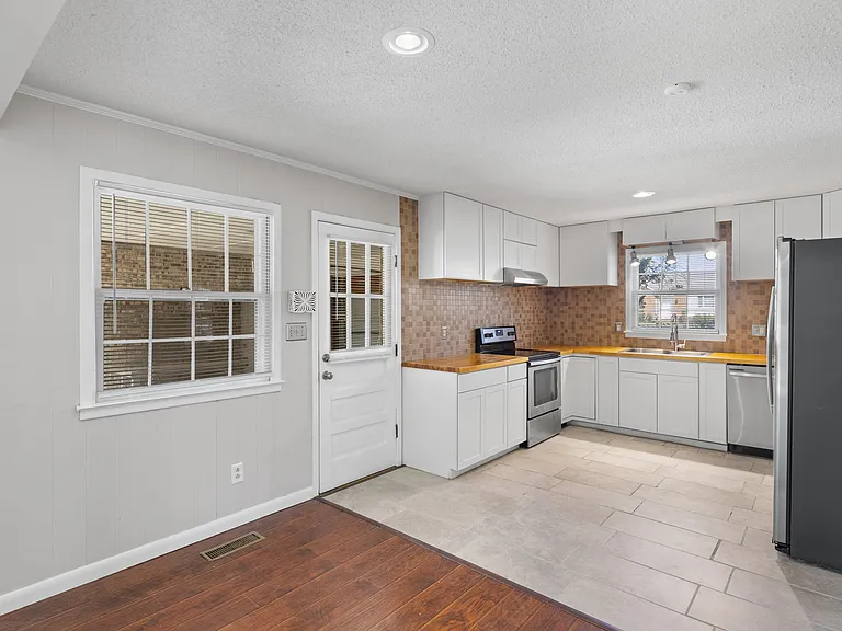 400 Hallmark Rd — Photo 16