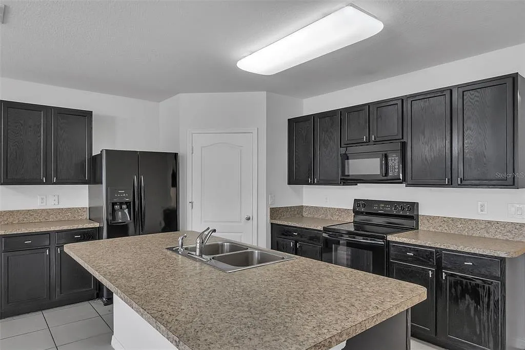 4 bed, 2.0 bath, 1846 sqft, $2,500 — Photo 3