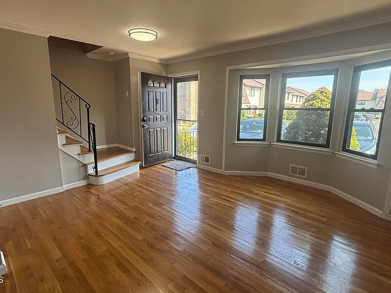 41 Village Green Way — Photo 2