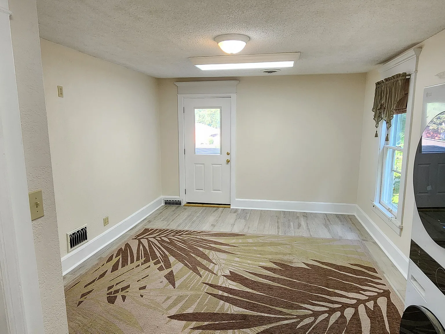1 bed, 1200 sqft, $1,700 — Photo 1