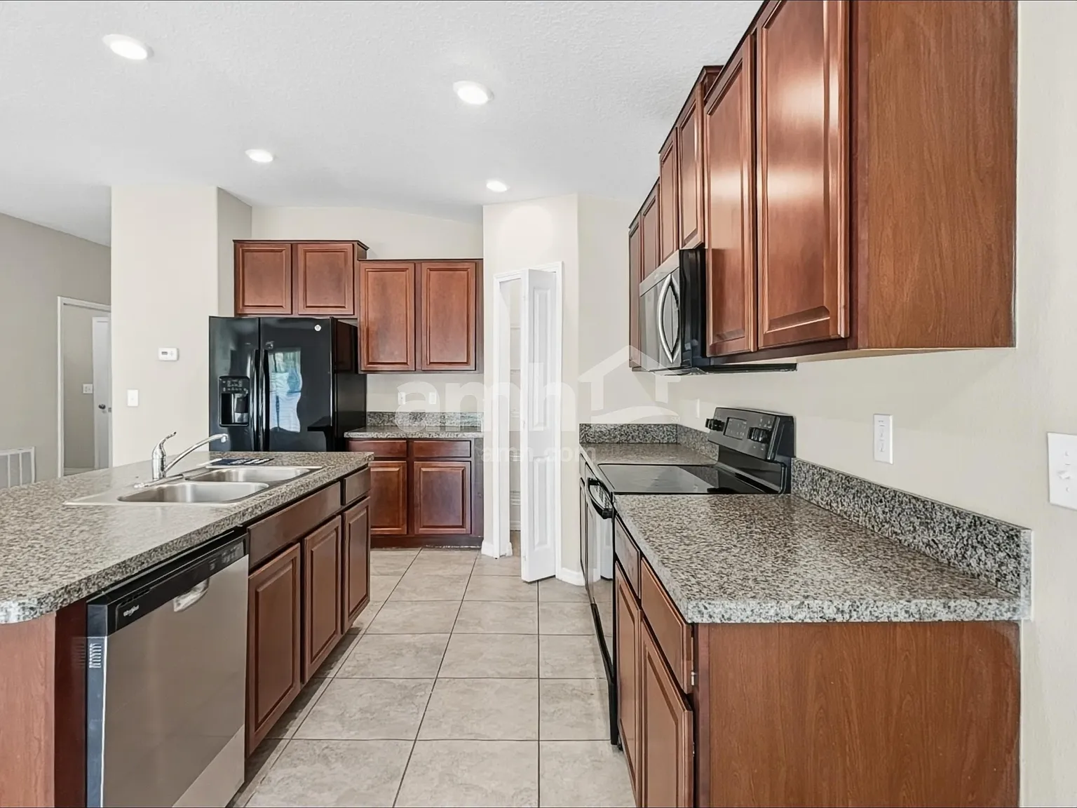 4 bed, 2.0 bath, 1936 sqft, $2,560 — Photo 3