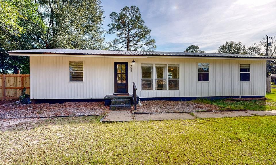 1st image of 300 Woodland Dr