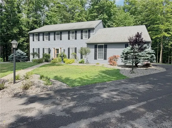 8 Silver Birch Ct, New Hartford, NY 13413
