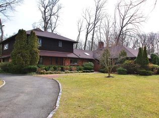 7 Channel Dr, Great Neck, NY 11024
