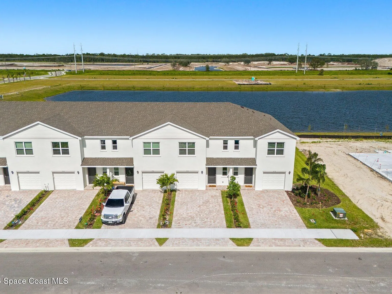 3 bed, 2.5 bath, 1613 sqft, $2,275 — Photo 1