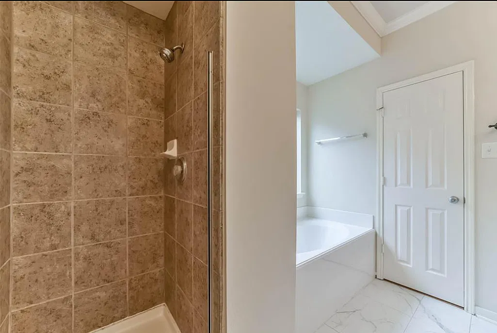 5 bed, 2316 sqft, $2,600 — Photo 2