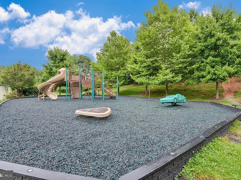 540 Sayre Dr — Photo 18