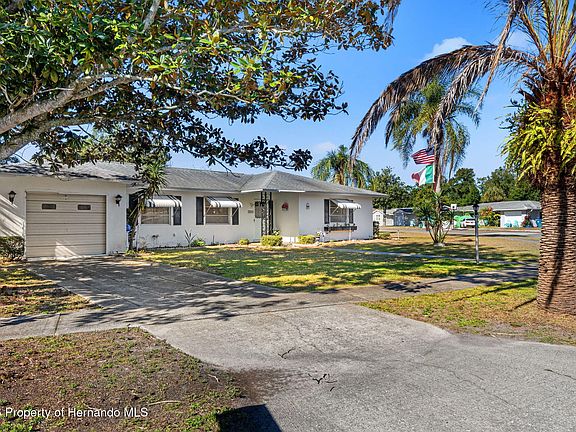 3rd image of 7222 Holiday Dr