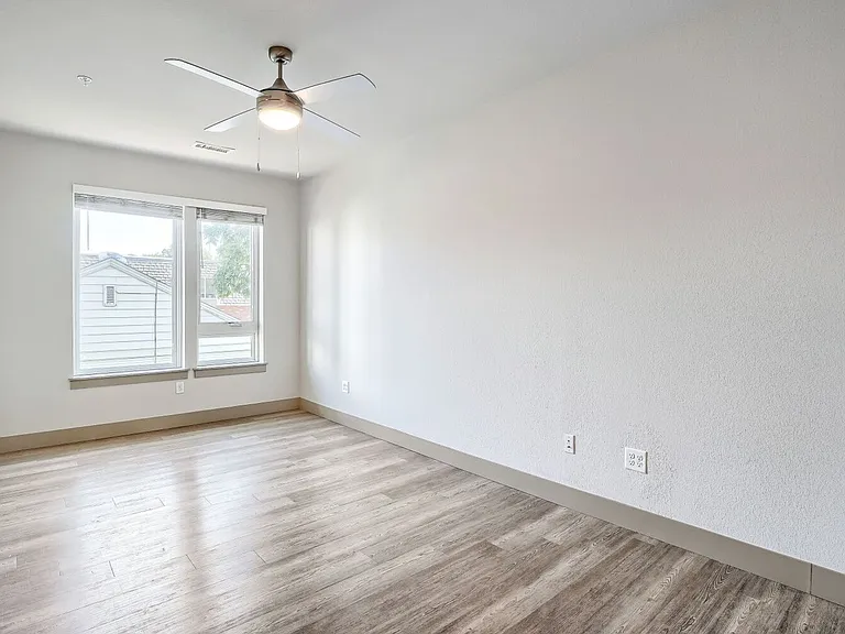 4923 King St — Photo 98