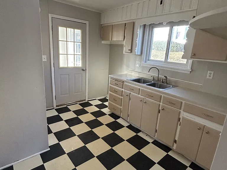 427 N Liberty St — Photo 3