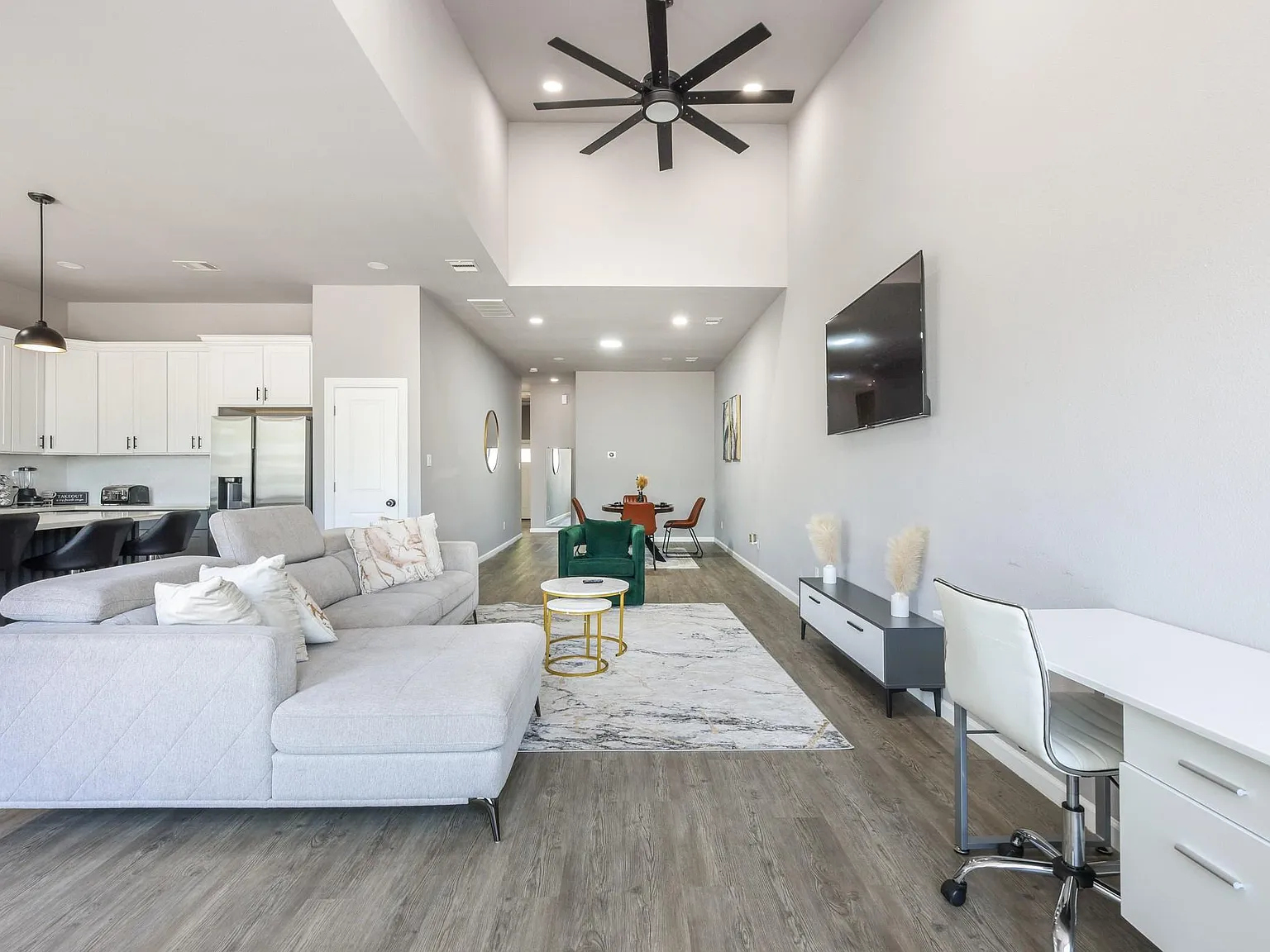 3 bed, 2.0 bath, 1707 sqft, $2,300 — Photo 4