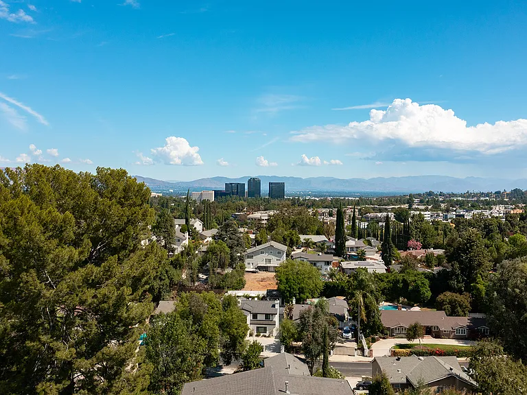 22270 Avenue San Luis — Photo 52