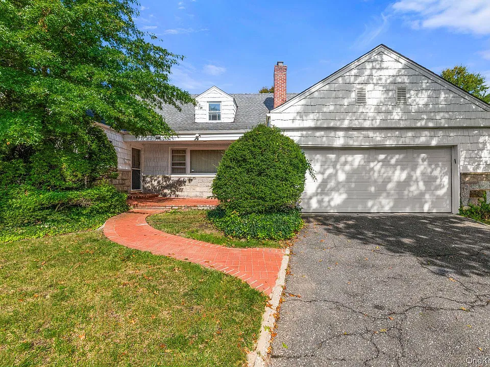 149 Lakeside Dr E