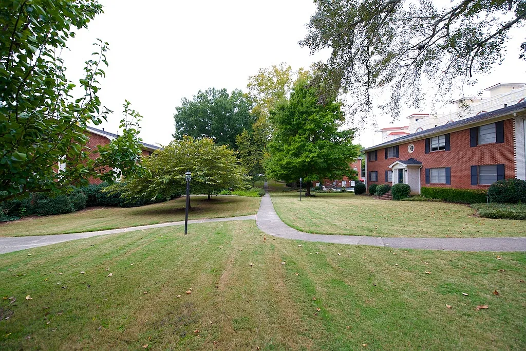 Spacious 2 Bedroom w/ Pool Less Than 1 Mile From Heart of Buckhead!! — Photo 4
