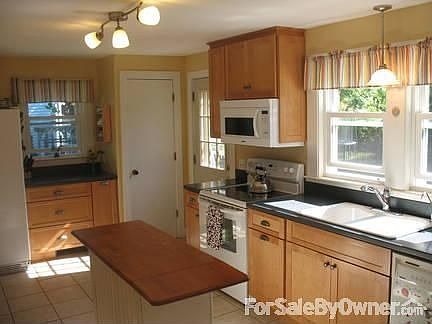 Kitchen : 2010 remodel with new Thomasville cabinets, corian countertops, and microwave