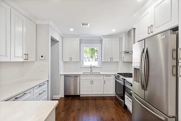 Sold by Trusted Property Advisors Corp | media 6