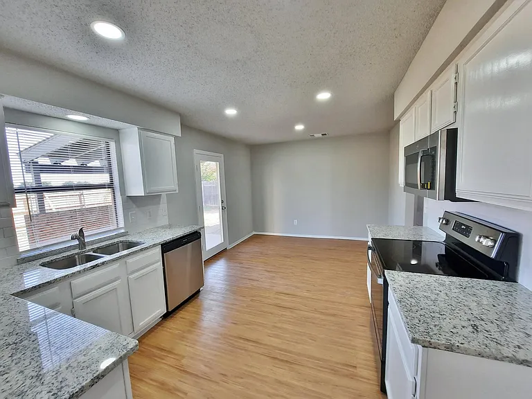 2646 Winslow Dr — Photo 4