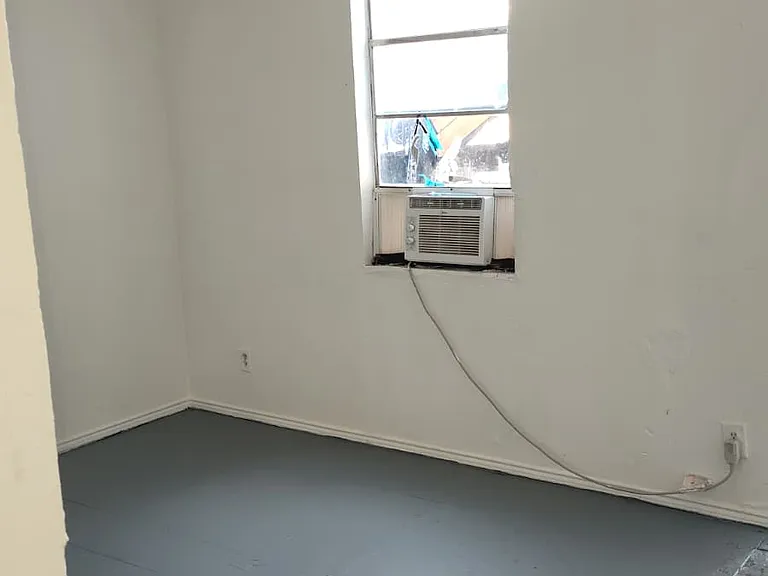 200 W 4th St #1 — Photo 9