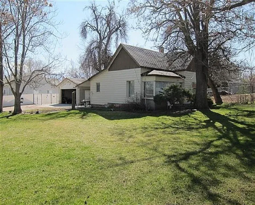 3 bed, 1302 sqft, $2,100 — Photo 1