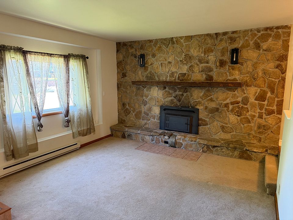 Livingroom 17'-6" x 14'