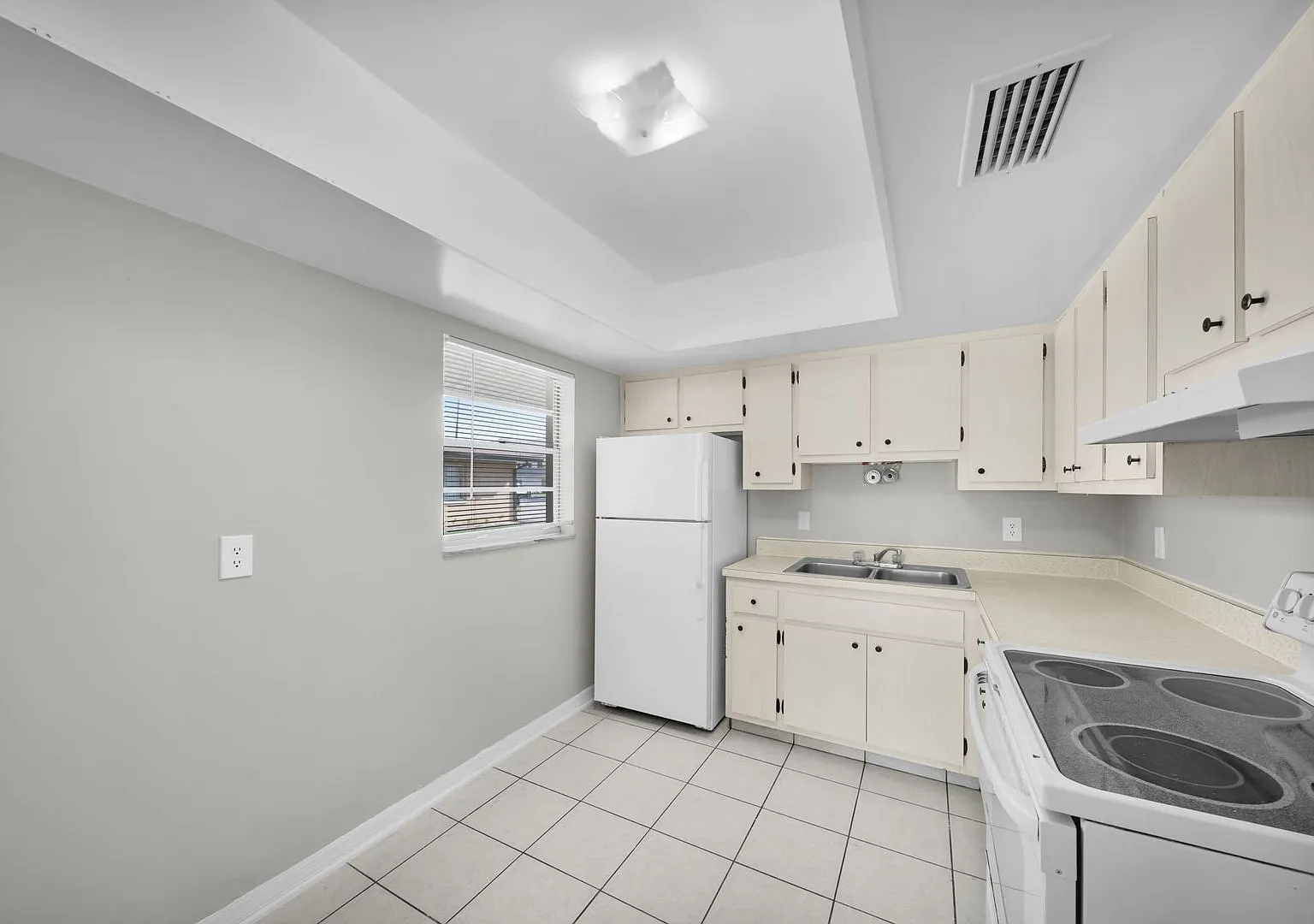 4824 Lucaya Dr — Photo 2