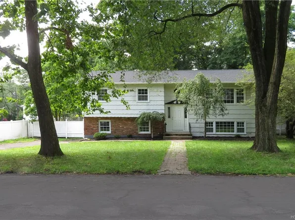 27 Oxford Ct, Spring Valley, NY 10977