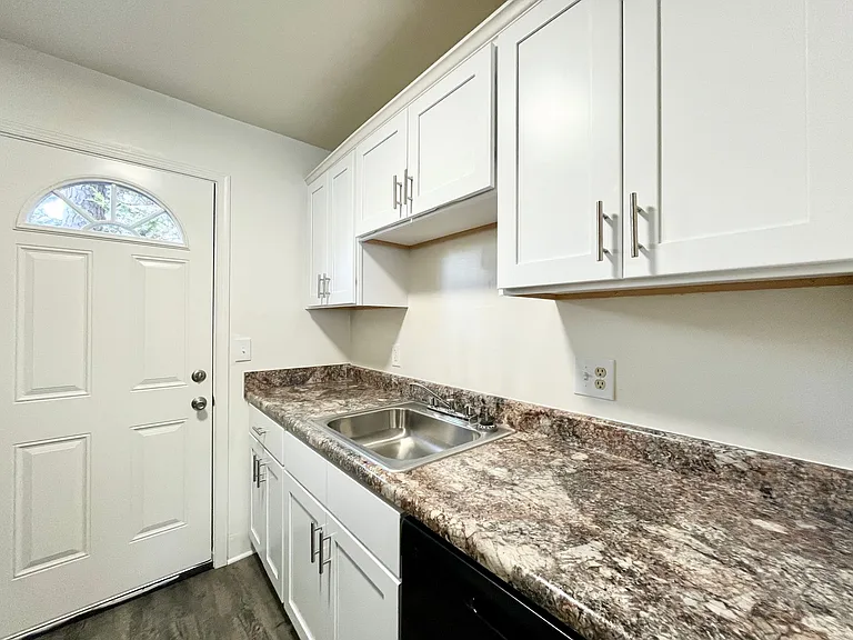 Collinwood Apartments — Photo 13