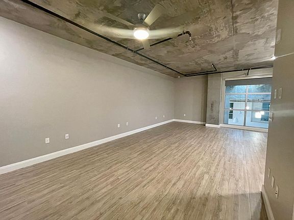 5th image of 554 W Date St #213