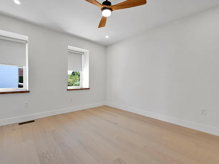 132 E Market St #101 — Photo 7