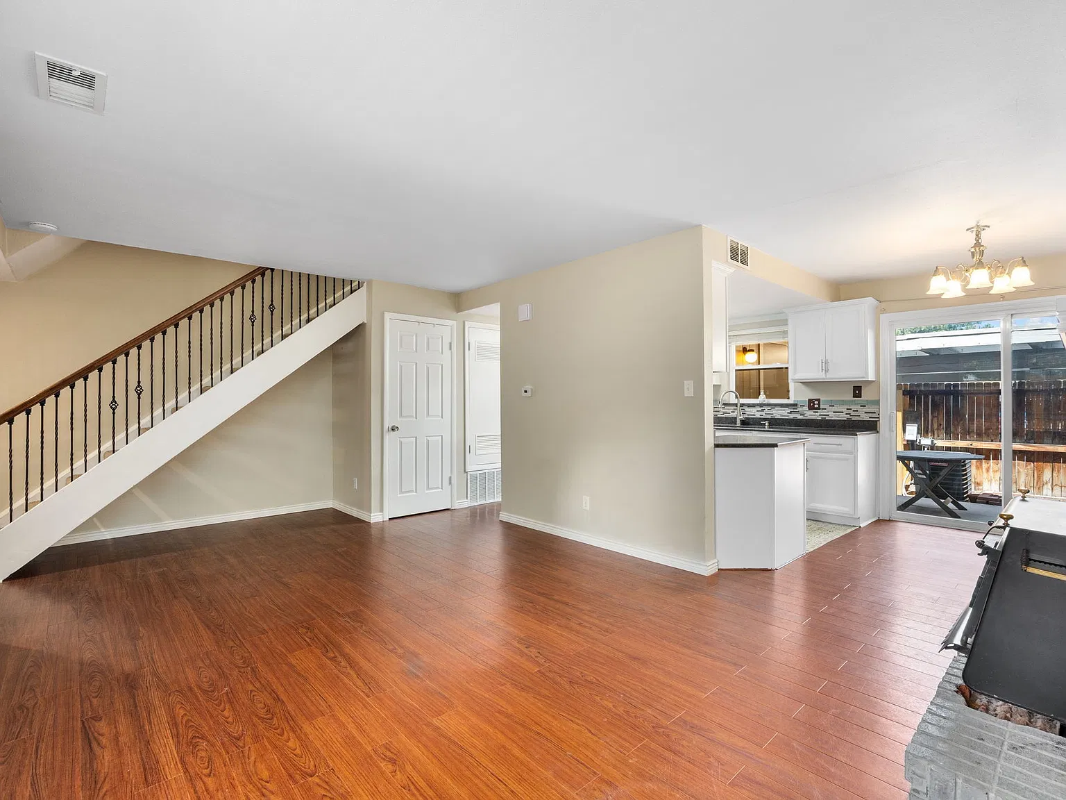 6010 S Willow Way — Photo 2