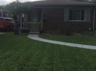 21621 Cedar St, Saint Clair Shores, MI 48081