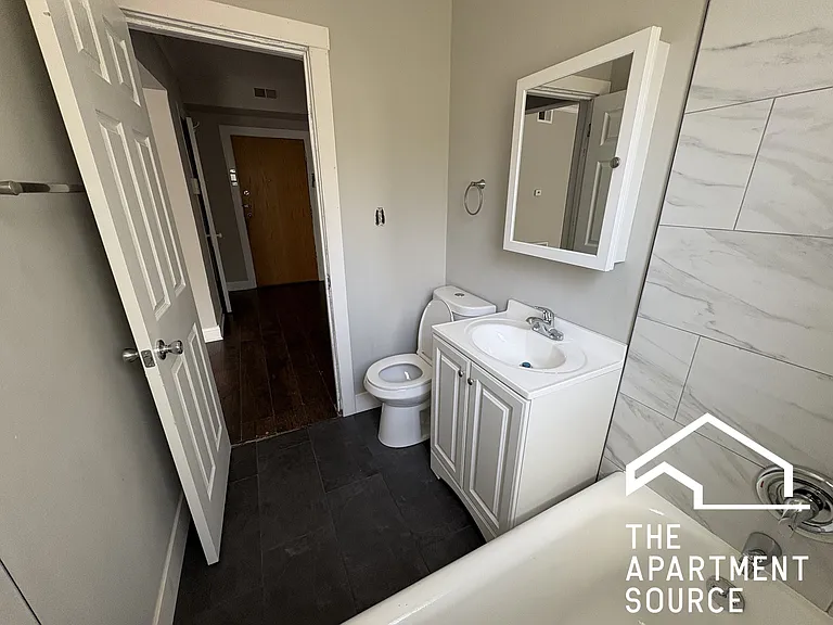 6300 N Oakley Ave #1 — Photo 8